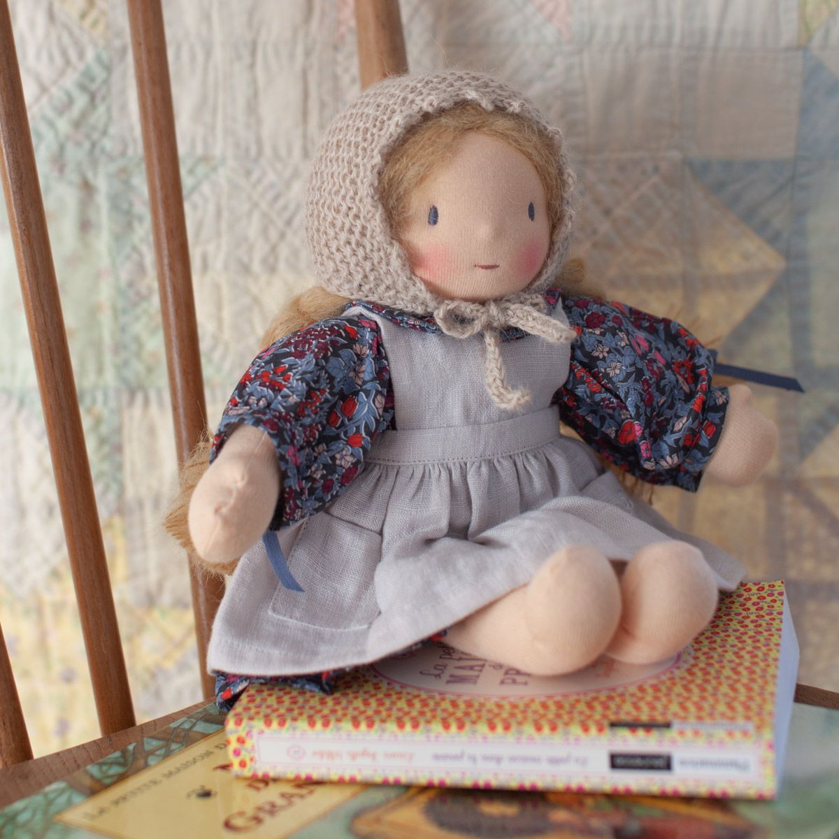Petits habits de poupée - Béguin en tricot "la petite maison"