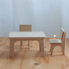 Table et chaises de maison de poupée