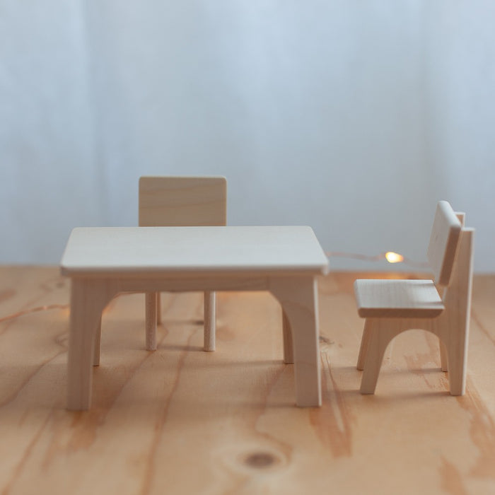 Table et chaises de maison de poupée