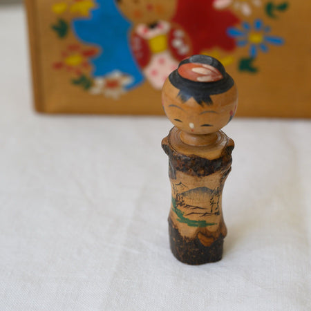 Petite Kokeshi au chignon rouge