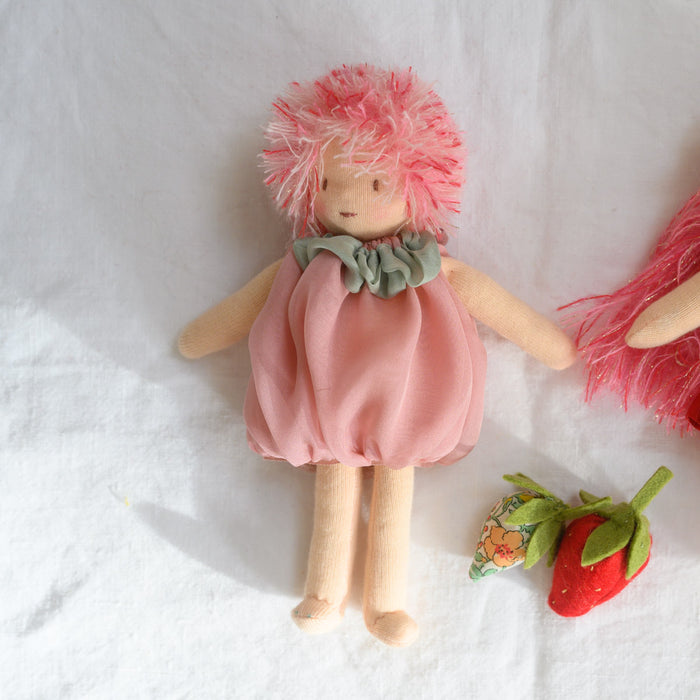 Mini poupée fraise cheveux courts Amao