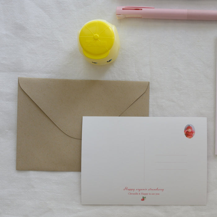 Carte postale fraise cheveux nattés
